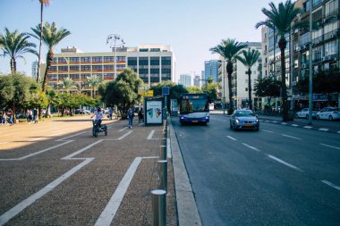 Tel Aviv İsrail 4 Aralık 2020 Tel Aviv sokaklarından geçen bir İsrail halk otobüsünün görüntüsü ve Coronavirus salgını sırasında nüfusu kontrol altına almak için