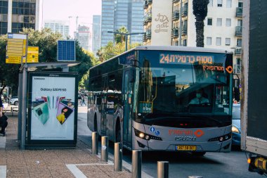 Tel Aviv İsrail 4 Aralık 2020 Tel Aviv sokaklarından geçen bir İsrail halk otobüsünün görüntüsü ve Coronavirus salgını sırasında nüfusu kontrol altına almak için