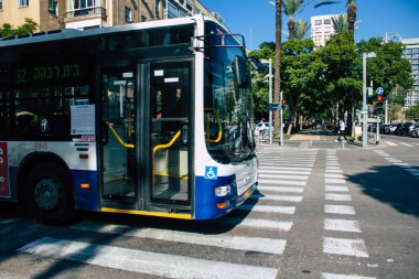 Tel Aviv İsrail 4 Aralık 2020 Tel Aviv sokaklarından geçen bir İsrail halk otobüsünün görüntüsü ve Coronavirus salgını sırasında nüfusu kontrol altına almak için