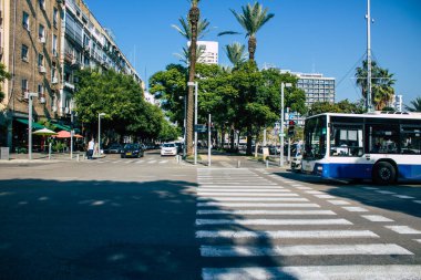 Tel Aviv İsrail 4 Aralık 2020 Tel Aviv sokaklarından geçen bir İsrail halk otobüsünün görüntüsü ve Coronavirus salgını sırasında nüfusu kontrol altına almak için