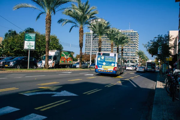 以色列特拉维夫2020年12月4日看到一辆以色列公共汽车在以色列封锁和科罗纳威斯疫情爆发期间驶过特拉维夫街道 以强制遏制人口增长 — 图库照片