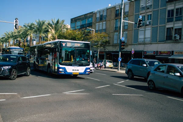 以色列特拉维夫2020年12月4日看到一辆以色列公共汽车在以色列封锁和科罗纳威斯疫情爆发期间驶过特拉维夫街道 以强制遏制人口增长 — 图库照片