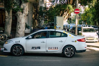 Tel Aviv İsrail 4 Aralık 2020 'de İsrail' deki Coronavirus salgını ve tecrit sırasında Tel Aviv sokaklarından geçen geleneksel bir İsrail taksisinin görüntüsü