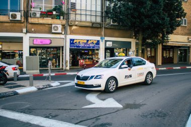 Tel Aviv İsrail 4 Aralık 2020 'de İsrail' deki Coronavirus salgını ve tecrit sırasında Tel Aviv sokaklarından geçen geleneksel bir İsrail taksisinin görüntüsü