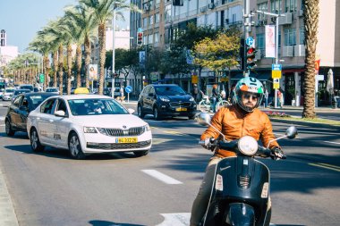 Tel Aviv İsrail 4 Aralık 2020 'de İsrail' deki Coronavirus salgını ve tecrit sırasında Tel Aviv sokaklarından geçen geleneksel bir İsrail taksisinin görüntüsü