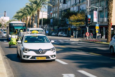 Tel Aviv İsrail 4 Aralık 2020 'de İsrail' deki Coronavirus salgını ve tecrit sırasında Tel Aviv sokaklarından geçen geleneksel bir İsrail taksisinin görüntüsü