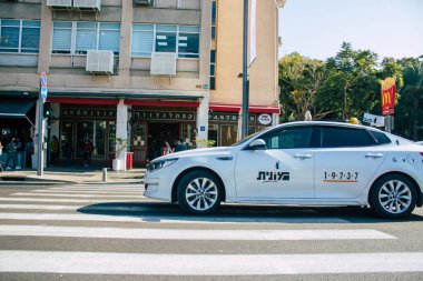 Tel Aviv İsrail 4 Aralık 2020 'de İsrail' deki Coronavirus salgını ve tecrit sırasında Tel Aviv sokaklarından geçen geleneksel bir İsrail taksisinin görüntüsü