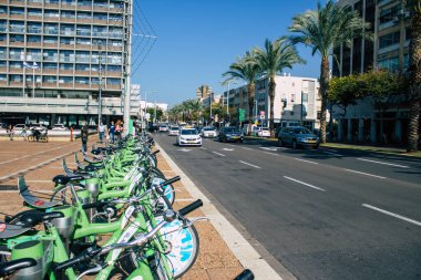 Tel Aviv İsrail 4 Aralık 2020 'de İsrail' deki Coronavirus salgını ve tecrit sırasında Tel Aviv sokaklarından geçen geleneksel bir İsrail taksisinin görüntüsü