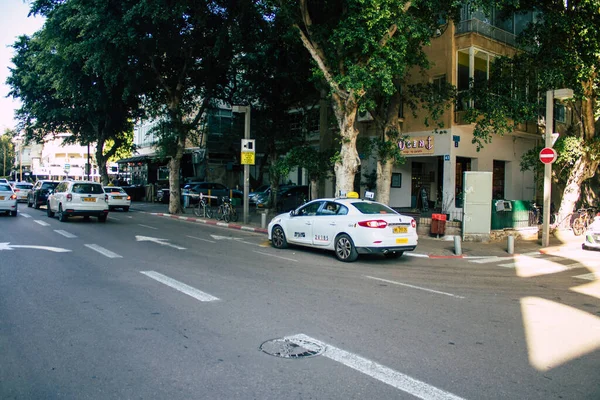 以色列特拉维夫2020年12月4日看到一辆传统的以色列出租车在以色列封锁和科罗纳威斯疫情爆发期间驶过特拉维夫街道 — 图库照片