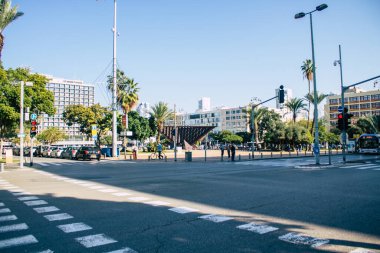 Tel Aviv İsrail, 4 Aralık 2020 Coronavirus salgını sırasında Tel Aviv sokaklarındaki şehir trafiğini gösteriyor.