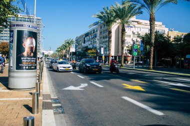Tel Aviv İsrail, 4 Aralık 2020 Coronavirus salgını sırasında Tel Aviv sokaklarındaki şehir trafiğini gösteriyor.