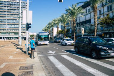 Tel Aviv İsrail, 4 Aralık 2020 Coronavirus salgını sırasında Tel Aviv sokaklarındaki şehir trafiğini gösteriyor.