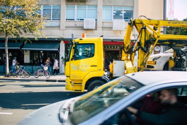 Tel Aviv İsrail, 4 Aralık 2020 Coronavirus salgını sırasında Tel Aviv sokaklarındaki şehir trafiğini gösteriyor.