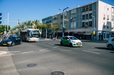 Tel Aviv İsrail, 4 Aralık 2020 Coronavirus salgını sırasında Tel Aviv sokaklarındaki şehir trafiğini gösteriyor.