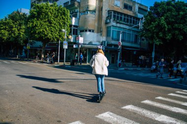 Tel Aviv İsrail 4 Aralık 2020 Tel Aviv 'in tecrit ve Coronavirus salgını sırasında İsrail nüfusunu kontrol altına almak için sokaklara dökülen kimliği belirsiz insanların görüntüsü