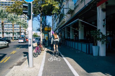 Tel Aviv İsrail 4 Aralık 2020 Tel Aviv 'in tecrit ve Coronavirus salgını sırasında İsrail nüfusunu kontrol altına almak için sokaklara dökülen kimliği belirsiz insanların görüntüsü