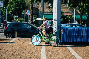 Tel Aviv İsrail 4 Aralık 2020 Tel Aviv 'in tecrit ve Coronavirus salgını sırasında İsrail nüfusunu kontrol altına almak için sokaklara dökülen kimliği belirsiz insanların görüntüsü