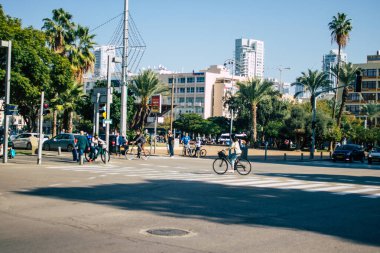 Tel Aviv İsrail 4 Aralık 2020 Tel Aviv 'in tecrit ve Coronavirus salgını sırasında İsrail nüfusunu kontrol altına almak için sokaklara dökülen kimliği belirsiz insanların görüntüsü