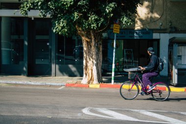 Tel Aviv İsrail 4 Aralık 2020 Tel Aviv 'in tecrit ve Coronavirus salgını sırasında İsrail nüfusunu kontrol altına almak için sokaklara dökülen kimliği belirsiz insanların görüntüsü