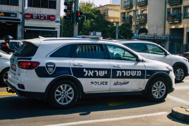 Tel Aviv İsrail, 4 Aralık 2020 'de İsrail' deki Coronavirus salgını sırasında Tel Aviv sokaklarından geçen geleneksel bir İsrail polis aracının görüntüsü
