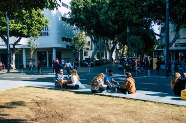 Tel Aviv İsrail 5 Aralık 2020 Coronavirüs salgınının İsrail 'i vurmasına rağmen Tel Aviv' de ikonik bir meydan olan Dizengoff Sirki 'nde eğlenen ve eğlenen kimliği belirsiz İsrail halkının görüntüsü