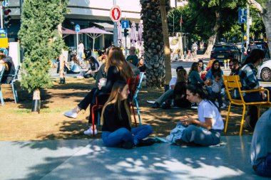 Tel Aviv İsrail 5 Aralık 2020 Coronavirüs salgınının İsrail 'i vurmasına rağmen Tel Aviv' de ikonik bir meydan olan Dizengoff Sirki 'nde eğlenen ve eğlenen kimliği belirsiz İsrail halkının görüntüsü