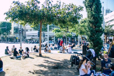 Tel Aviv İsrail 5 Aralık 2020 Coronavirüs salgınının İsrail 'i vurmasına rağmen Tel Aviv' de ikonik bir meydan olan Dizengoff Sirki 'nde eğlenen ve eğlenen kimliği belirsiz İsrail halkının görüntüsü