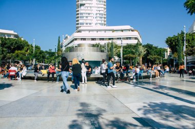Tel Aviv İsrail 5 Aralık 2020 Coronavirüs salgınının İsrail 'i vurmasına rağmen Tel Aviv' de ikonik bir meydan olan Dizengoff Sirki 'nde eğlenen ve eğlenen kimliği belirsiz İsrail halkının görüntüsü