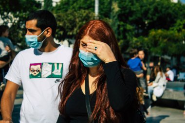 Tel Aviv İsrail 5 Aralık 2020 Coronavirüs salgınının İsrail 'i vurmasına rağmen Tel Aviv' de ikonik bir meydan olan Dizengoff Sirki 'nde eğlenen ve eğlenen kimliği belirsiz İsrail halkının görüntüsü