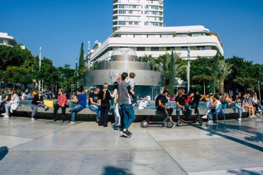 Tel Aviv İsrail 5 Aralık 2020 Coronavirüs salgınının İsrail 'i vurmasına rağmen Tel Aviv' de ikonik bir meydan olan Dizengoff Sirki 'nde eğlenen ve eğlenen kimliği belirsiz İsrail halkının görüntüsü