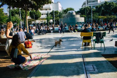 Tel Aviv İsrail 5 Aralık 2020 Coronavirüs salgınının İsrail 'i vurmasına rağmen Tel Aviv' de ikonik bir meydan olan Dizengoff Sirki 'nde eğlenen ve eğlenen kimliği belirsiz İsrail halkının görüntüsü