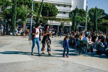 Tel Aviv İsrail 5 Aralık 2020 Coronavirüs salgınının İsrail 'i vurmasına rağmen Tel Aviv' de ikonik bir meydan olan Dizengoff Sirki 'nde eğlenen ve eğlenen kimliği belirsiz İsrail halkının görüntüsü