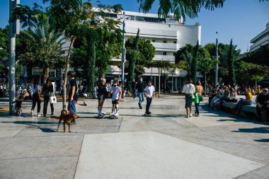 Tel Aviv İsrail 5 Aralık 2020 Coronavirüs salgınının İsrail 'i vurmasına rağmen Tel Aviv' de ikonik bir meydan olan Dizengoff Sirki 'nde eğlenen ve eğlenen kimliği belirsiz İsrail halkının görüntüsü