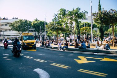 Tel Aviv İsrail 5 Aralık 2020 Coronavirüs salgınının İsrail 'i vurmasına rağmen Tel Aviv' de ikonik bir meydan olan Dizengoff Sirki 'nde eğlenen ve eğlenen kimliği belirsiz İsrail halkının görüntüsü