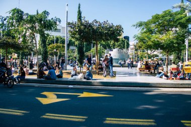 Tel Aviv İsrail 5 Aralık 2020 Coronavirüs salgınının İsrail 'i vurmasına rağmen Tel Aviv' de ikonik bir meydan olan Dizengoff Sirki 'nde eğlenen ve eğlenen kimliği belirsiz İsrail halkının görüntüsü