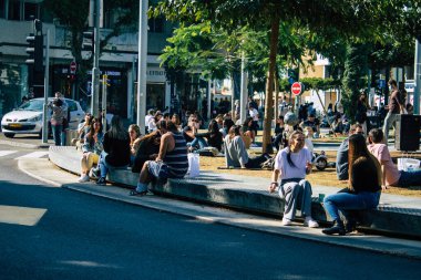 Tel Aviv İsrail 5 Aralık 2020 Coronavirüs salgınının İsrail 'i vurmasına rağmen Tel Aviv' de ikonik bir meydan olan Dizengoff Sirki 'nde eğlenen ve eğlenen kimliği belirsiz İsrail halkının görüntüsü