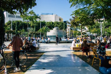 Tel Aviv İsrail 5 Aralık 2020 Coronavirüs salgınının İsrail 'i vurmasına rağmen Tel Aviv' de ikonik bir meydan olan Dizengoff Sirki 'nde eğlenen ve eğlenen kimliği belirsiz İsrail halkının görüntüsü