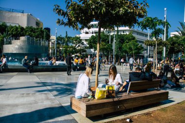 Tel Aviv İsrail 5 Aralık 2020 Coronavirüs salgınının İsrail 'i vurmasına rağmen Tel Aviv' de ikonik bir meydan olan Dizengoff Sirki 'nde eğlenen ve eğlenen kimliği belirsiz İsrail halkının görüntüsü