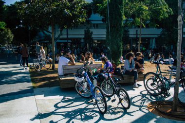 Tel Aviv İsrail 5 Aralık 2020 Coronavirüs salgınının İsrail 'i vurmasına rağmen Tel Aviv' de ikonik bir meydan olan Dizengoff Sirki 'nde eğlenen ve eğlenen kimliği belirsiz İsrail halkının görüntüsü