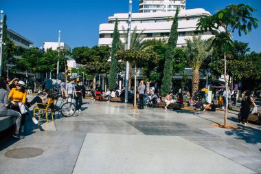 Tel Aviv İsrail 5 Aralık 2020 Coronavirüs salgınının İsrail 'i vurmasına rağmen Tel Aviv' de ikonik bir meydan olan Dizengoff Sirki 'nde eğlenen ve eğlenen kimliği belirsiz İsrail halkının görüntüsü