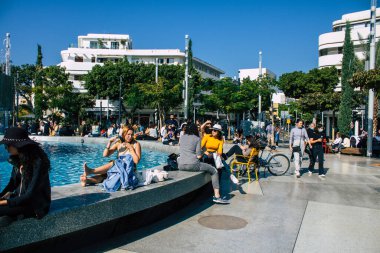 Tel Aviv İsrail 5 Aralık 2020 Coronavirüs salgınının İsrail 'i vurmasına rağmen Tel Aviv' de ikonik bir meydan olan Dizengoff Sirki 'nde eğlenen ve eğlenen kimliği belirsiz İsrail halkının görüntüsü