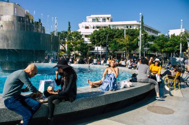 Tel Aviv İsrail 5 Aralık 2020 Coronavirüs salgınının İsrail 'i vurmasına rağmen Tel Aviv' de ikonik bir meydan olan Dizengoff Sirki 'nde eğlenen ve eğlenen kimliği belirsiz İsrail halkının görüntüsü