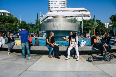 Tel Aviv İsrail 5 Aralık 2020 Coronavirüs salgınının İsrail 'i vurmasına rağmen Tel Aviv' de ikonik bir meydan olan Dizengoff Sirki 'nde eğlenen ve eğlenen kimliği belirsiz İsrail halkının görüntüsü