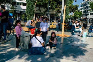 Tel Aviv İsrail 5 Aralık 2020 Coronavirüs salgınının İsrail 'i vurmasına rağmen Tel Aviv' de ikonik bir meydan olan Dizengoff Sirki 'nde eğlenen ve eğlenen kimliği belirsiz İsrail halkının görüntüsü