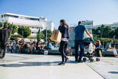 Tel Aviv İsrail 5 Aralık 2020 Coronavirüs salgınının İsrail 'i vurmasına rağmen Tel Aviv' de ikonik bir meydan olan Dizengoff Sirki 'nde eğlenen ve eğlenen kimliği belirsiz İsrail halkının görüntüsü