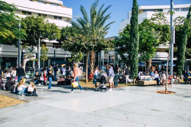 Tel Aviv İsrail 5 Aralık 2020 Coronavirüs salgınının İsrail 'i vurmasına rağmen Tel Aviv' de ikonik bir meydan olan Dizengoff Sirki 'nde eğlenen ve eğlenen kimliği belirsiz İsrail halkının görüntüsü