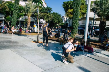 Tel Aviv İsrail 5 Aralık 2020 Coronavirüs salgınının İsrail 'i vurmasına rağmen Tel Aviv' de ikonik bir meydan olan Dizengoff Sirki 'nde eğlenen ve eğlenen kimliği belirsiz İsrail halkının görüntüsü
