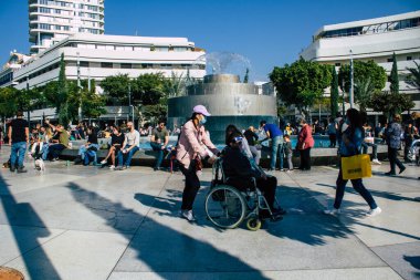 Tel Aviv İsrail 5 Aralık 2020 Coronavirüs salgınının İsrail 'i vurmasına rağmen Tel Aviv' de ikonik bir meydan olan Dizengoff Sirki 'nde eğlenen ve eğlenen kimliği belirsiz İsrail halkının görüntüsü