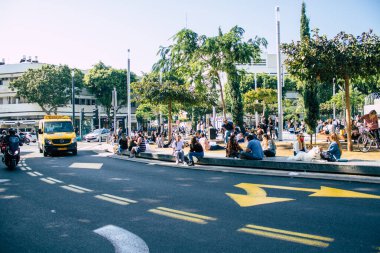 Tel Aviv İsrail 5 Aralık 2020 Coronavirüs salgınının İsrail 'i vurmasına rağmen Tel Aviv' de ikonik bir meydan olan Dizengoff Sirki 'nde eğlenen ve eğlenen kimliği belirsiz İsrail halkının görüntüsü