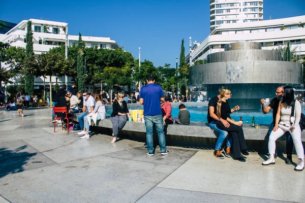 Tel Aviv İsrail 5 Aralık 2020 Coronavirüs salgınının İsrail 'i vurmasına rağmen Tel Aviv' de ikonik bir meydan olan Dizengoff Sirki 'nde eğlenen ve eğlenen kimliği belirsiz İsrail halkının görüntüsü